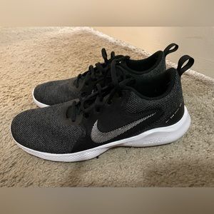 Black and white Nike Flex Shoes size 9